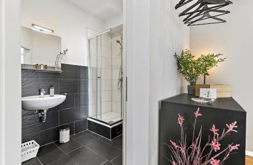 Antonviertel Apartment | LUXOMES - Stylish & New Design Apartment - Kitchen - Netflix