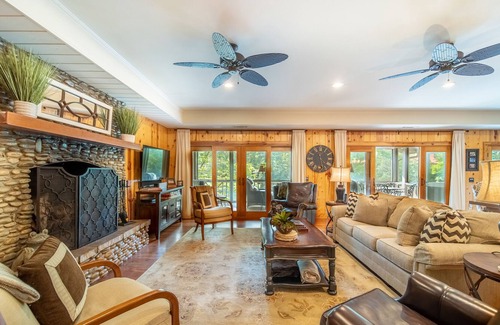 Lakemont House | Luxuary Lakefront Home /4 BR 3.5B /Sleeps 10 Comfortably
