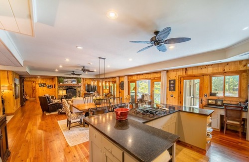 Lakemont House | Luxuary Lakefront Home /4 BR 3.5B /Sleeps 10 Comfortably