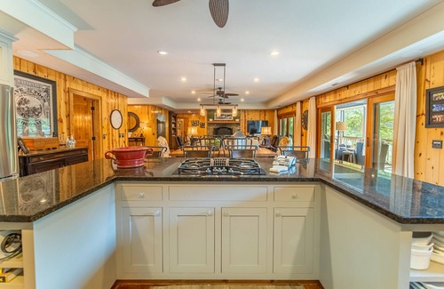 Lakemont House | Luxuary Lakefront Home /4 BR 3.5B /Sleeps 10 Comfortably