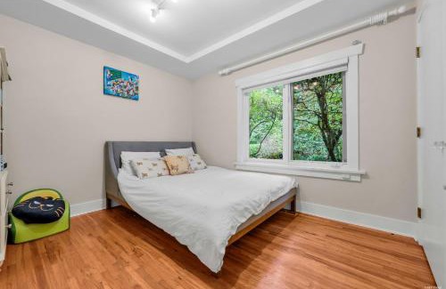 Hollyburn Apartment | Luxuary Stay in West Vancouver