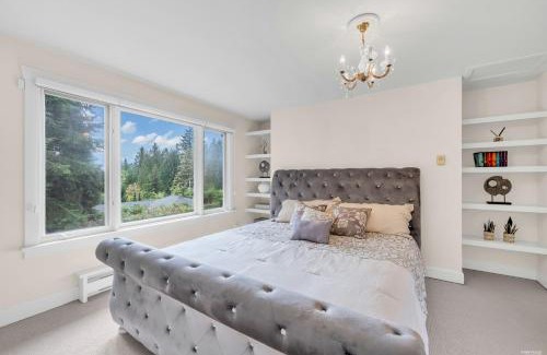 Hollyburn Apartment | Luxuary Stay in West Vancouver