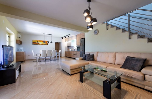 Kapelica Villa | Luxuriös, Privat und Perfekt Ausgestattet Minuten vom Strand; für 8 Personen