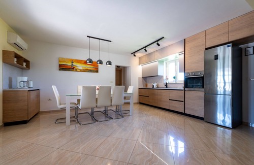 Kapelica Villa | Luxuriös, Privat und Perfekt Ausgestattet Minuten vom Strand; für 8 Personen