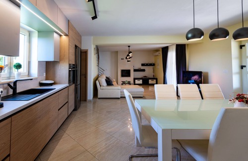 Kapelica Villa | Luxuriös, Privat und Perfekt Ausgestattet Minuten vom Strand; für 8 Personen