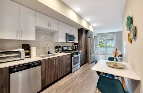 Santa Ana Apartment | Luxurious 1-Bedroom Apt near Disneyland & more!