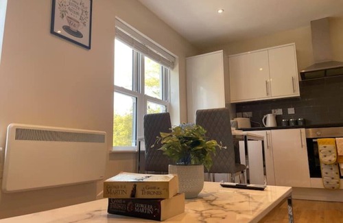 Horsell Apartment | Luxurious 1 bedroom flat with free parking