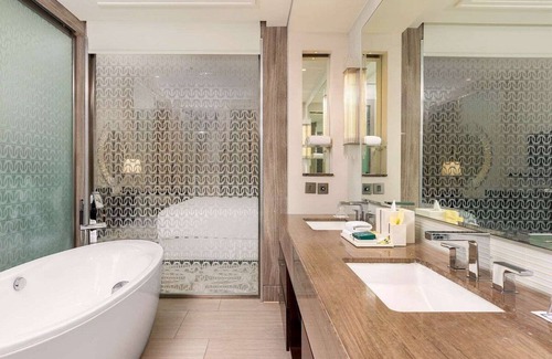 Al Wasl Apartment | Luxurious 1-BR King Guest Room in Dubai – Prime Location & Comfort!