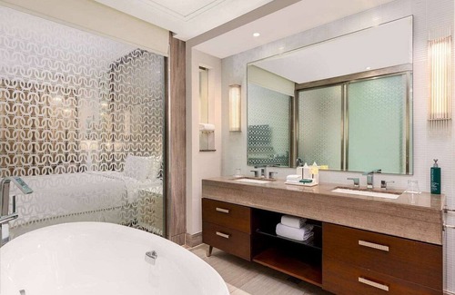 Al Wasl Apartment | Luxurious 1-BR King Guest Room in Dubai – Prime Location & Comfort!