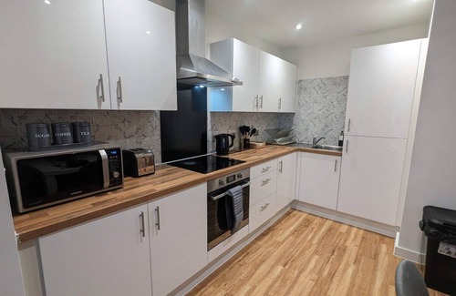 Trafford Apartment | Luxurious 2-bed Haven With Balcony & Free Parking