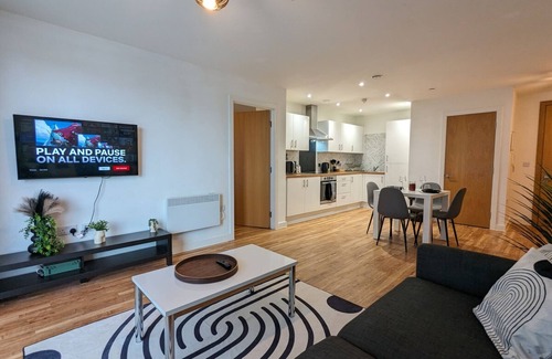 Trafford Apartment | Luxurious 2-bed Haven With Balcony & Free Parking