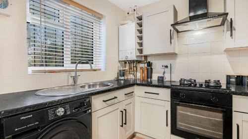 Barnt Green House | Luxurious 2-Bed Home Near NEC, BHX Airport & JLR Ideal for Contractors or Lesiure Stays