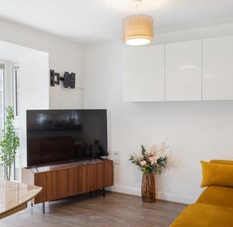 Dartford House | Luxurious 2 Bed near Dartford Station with study