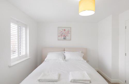 Dartford House | Luxurious 2 Bed near Dartford Station with study