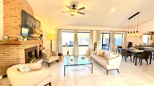 San Antonio Tlayacapan House | Luxurious 2 Bedroom Ajijic Home - Walk to Everything - Free Bikes - Huge Patio