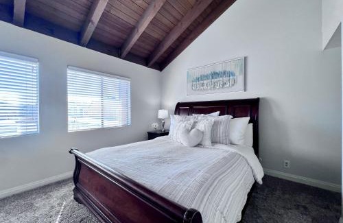 Hermosa Village House | Luxurious 2 Bedroom Condo Shortest Walk To Disney