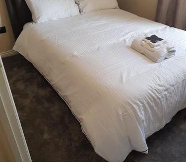 Greenwich Apartment | Luxurious 2 Bedroom House With Garden And Free Parking