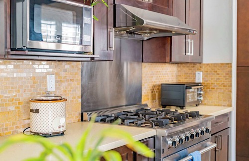 El Monte House | Luxurious 2-Story Condo with Modern Amenities