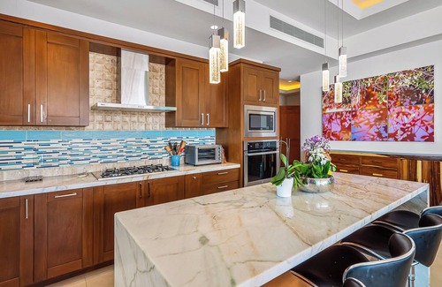 Emiliano Zapata Condo | Luxurious 2800 sq ft 3 bed/3 bath view condo in Puerto Vallarta, gym + parking!