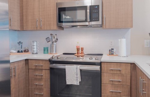 North Kansas City Apartment | Luxurious 2BR Private Balcony