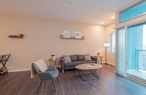 North Kansas City Apartment | Luxurious 2BR Private Balcony