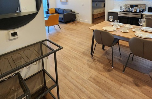 City West Apartment | Luxurious 2BR 2B Unit w/ Amenities