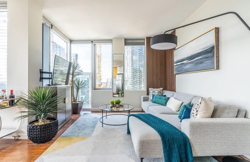 West Bellevue Apartment | Luxurious 2BR DT Bellevue | City Views, Gym, Pool