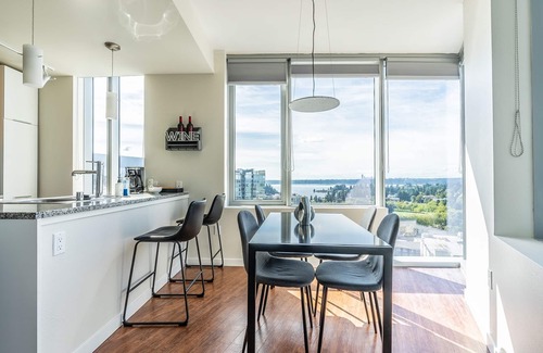 West Bellevue Apartment | Luxurious 2BR DT Bellevue | City Views, Gym, Pool