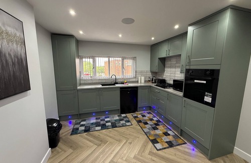 Wolverhampton Apartment | Luxurious 3-bedroom apartment with WiFi in charming Wolverhampton