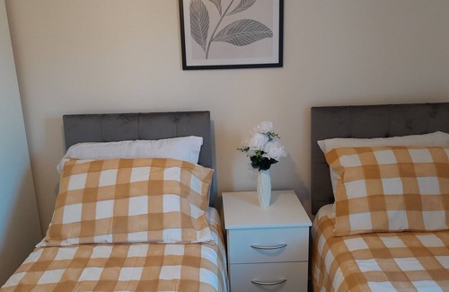 Huyton House | Luxurious 3 Bedroom for Contractors and Holiday With Free Wifi and Parking