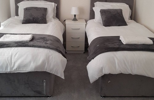 Huyton House | Luxurious 3 Bedroom for Contractors and Holiday With Free Wifi and Parking