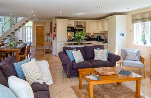 St Austell House | Luxurious 3 Bedroom New England Style Villa - Trewhiddle V8