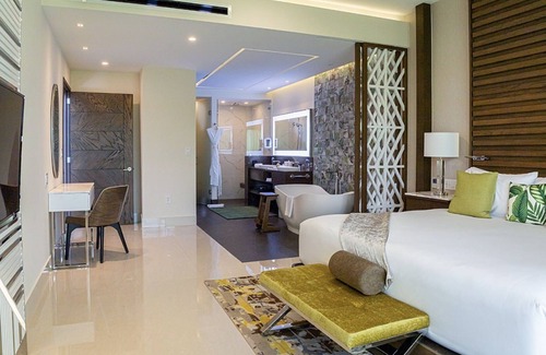 Puerto Juarez Resort | Luxurious 3 Bedroom Penthouse right on the beach of Cancun!