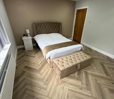 Wolverhampton Apartment | Luxurious 3 bedrooms flat near New Cross,Wolverhampton No Parties or events
