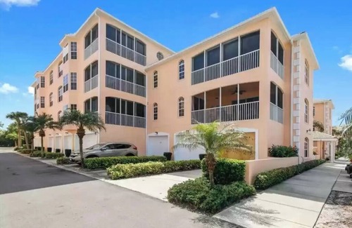 Venice Condo | Luxurious 3br 2bath Condo minutes to beautiful Venice beaches, Downtown Shopping