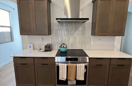 Pumpkin Center House | Luxurious 3BR/3BA Getaway Home with Dual Living Spaces in SW Bakersfield