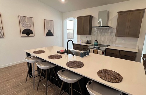 Pumpkin Center House | Luxurious 3BR/3BA Getaway Home with Dual Living Spaces in SW Bakersfield