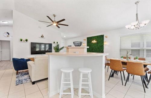 Haines City House | Luxurious 3BR Pool, Golf Views, Disney, Legoland