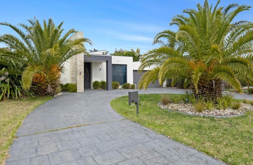 Safety Beach House | Luxurious 4 Bed Home by The Golf Club