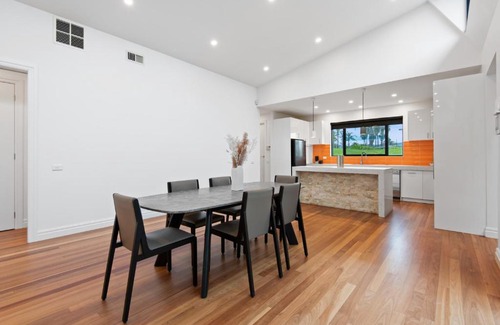 Safety Beach House | Luxurious 4 Bed Home by The Golf Club
