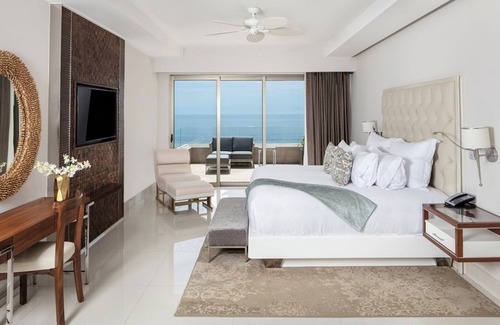 Cabo San Lucas Resort | Luxurious 4 bedroom Penthouse right on the beach of Cabo!
