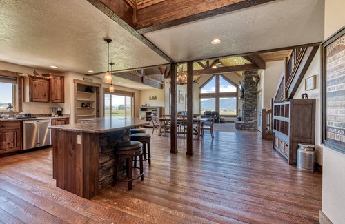 Stevensville House | Luxurious 4-bedroom cabin with Mountain View’s