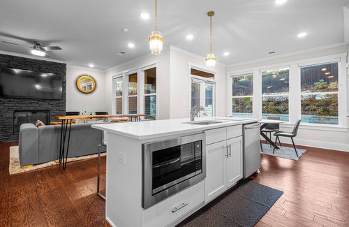 Pittsburgh House | Luxurious 4-bedroom home, 13 min to Airport, 10 min to Dtown, 34 min to Buckhead