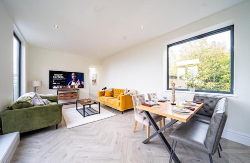 Leeds House | Luxurious 4-Bedroom Penthouse: 15 Mins to City Centre, Secure Parking