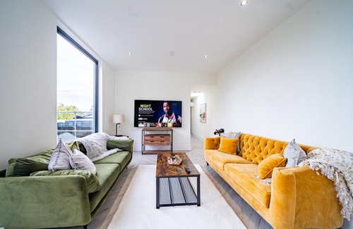 Leeds House | Luxurious 4-Bedroom Penthouse: 15 Mins to City Centre, Secure Parking