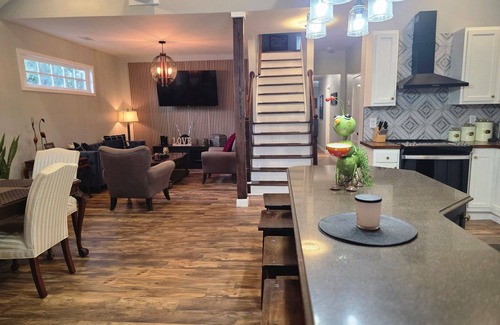 Taylor Berry House | Luxurious 4 bedroom home, 2 minute walk to the iconic. Churchill Downs!