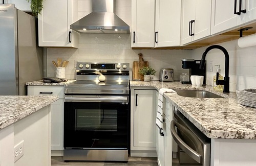 Sandtown House | Luxurious 4 Bedrooms with 5 Beds and 3 Bath within Cascade neighborhood