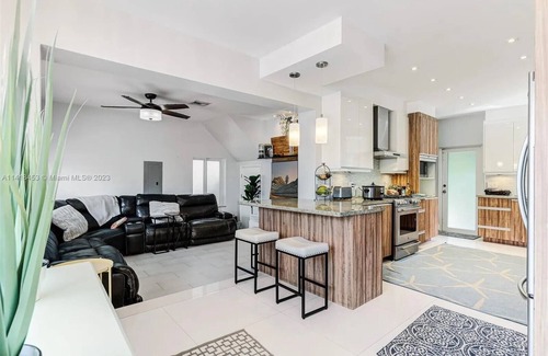 Surfside House | Luxurious 4Bdr with a pool, blocks to beach