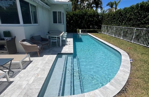 Surfside House | Luxurious 4Bdr with a pool, blocks to beach