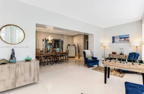 Surfside House | Luxurious 4Bdr with a pool, blocks to beach
